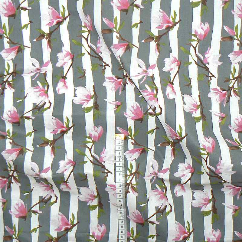 0304D Bavlněná látka plátno 40x79cm magnolie šedé pruhy