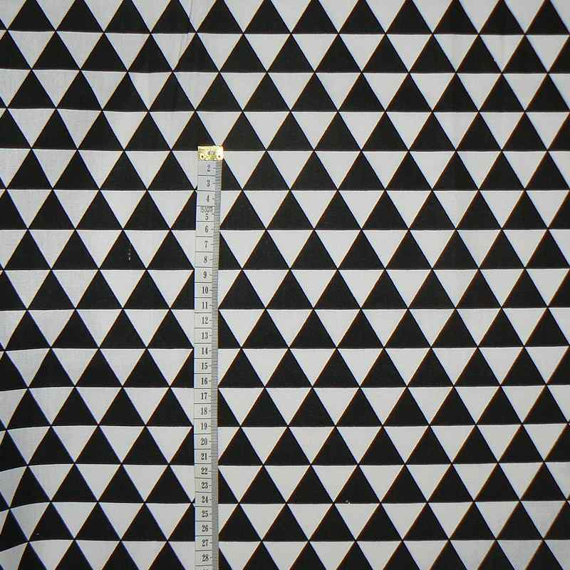 0632D/1 Bavlněná látka 70x79cm černobílá trojúhelník zbytek na patchwork