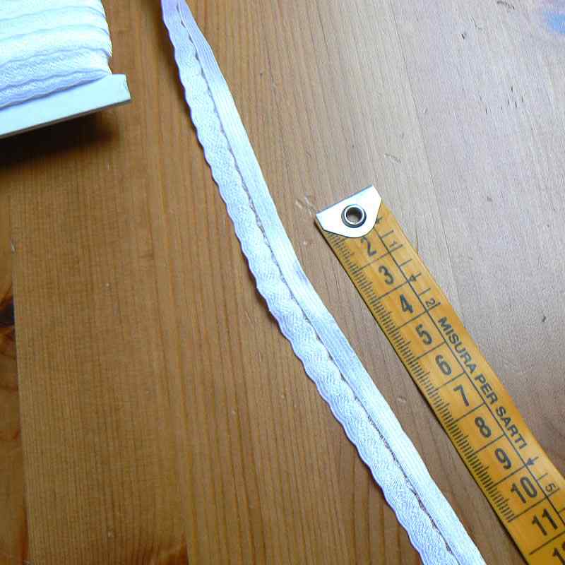 Pruženka ozdobná prádlová 14 mm bílá
