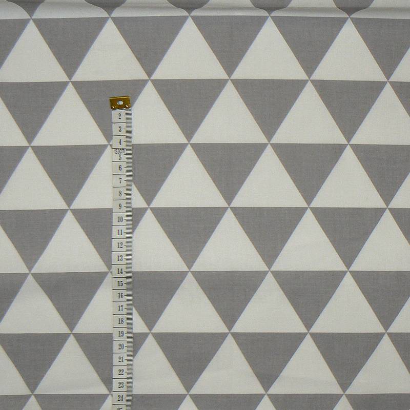 3R23 Bavlněná látka 18x158cm šedobílá trojúhelníčky zbytek na patchwork