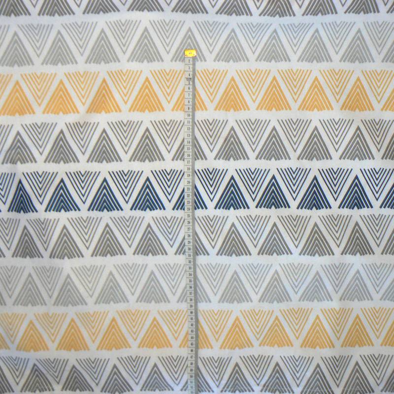 3R81 Bavlněný flanel látka 32x26cm pyramidky na bílé zbytek na patchwork