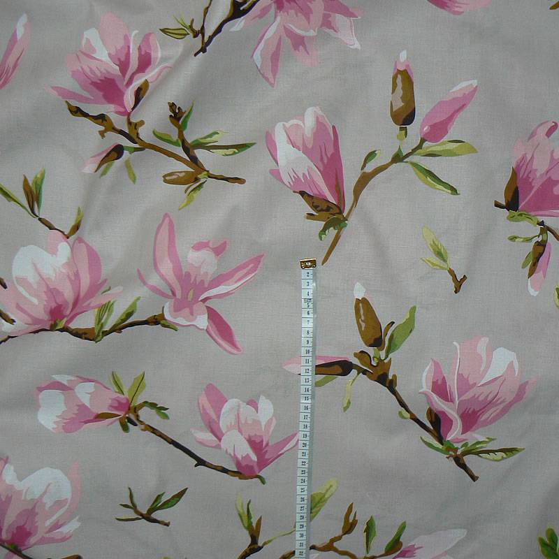 0172D Bavlněná látka 40x79cm magnolie na šedobéžové