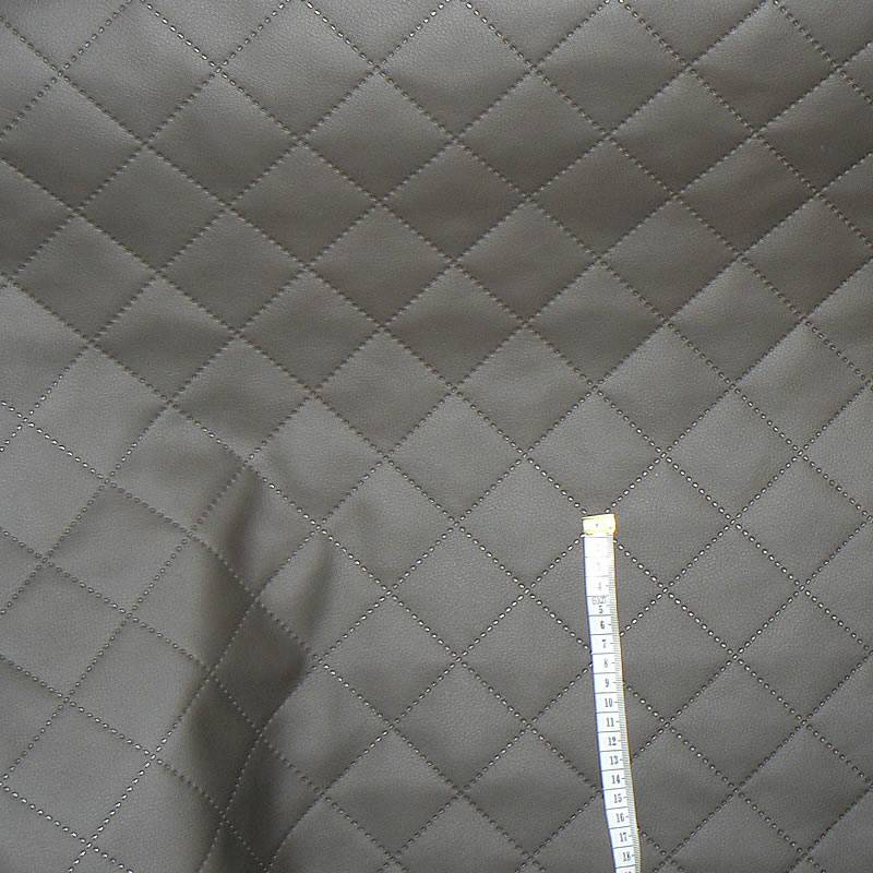 KK320/a Exkluzívní koženka zbytek 45x69cm koženka čtverce hnědá 5x5cm na filcu