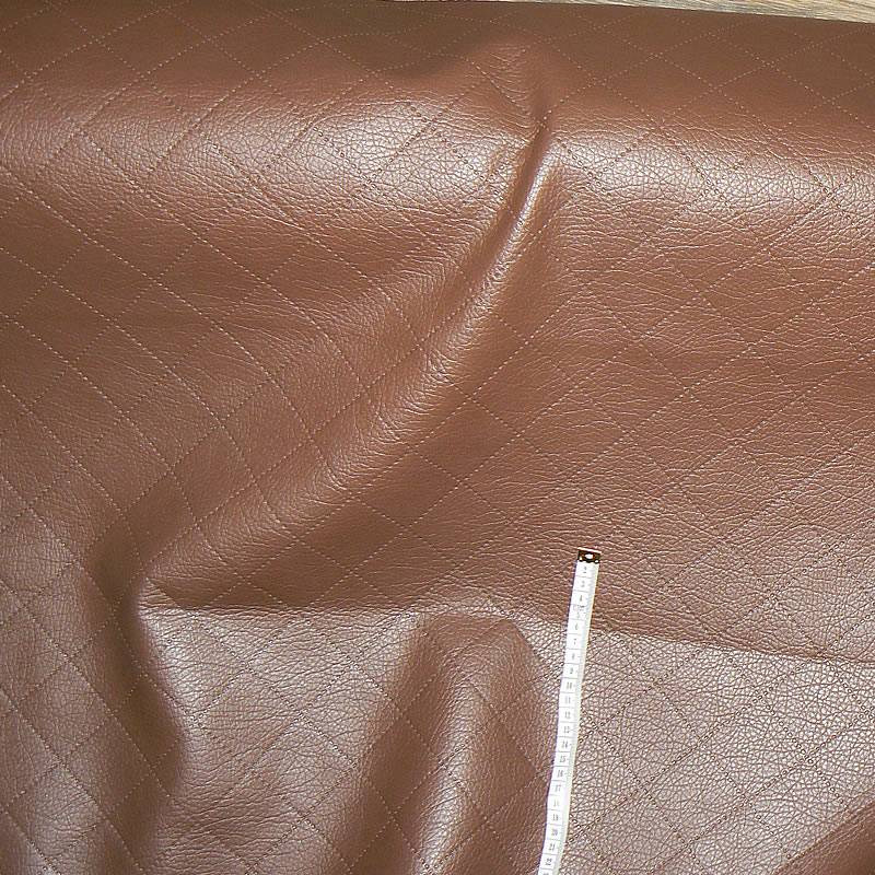 KK320/a Exkluzívní koženka zbytek 45x69cm koženka čtverce hnědá 5x5cm na filcu