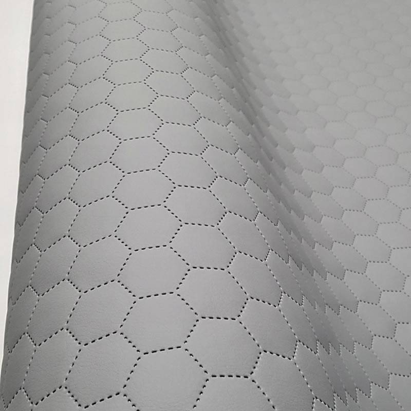 KK326/a Exkluzívní koženka zbytek 32x69cm koženka plástev medu šedá světlá na vatelínu