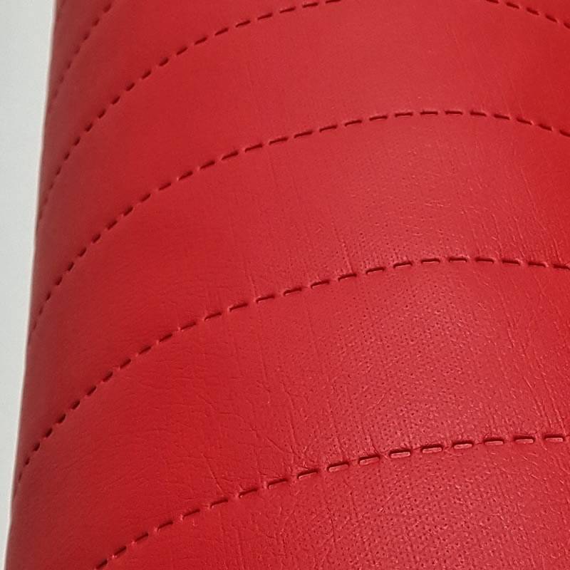 KK356 Exkluzívní koženka zbytek 25x140cm koženka pruhy vedle s co 5cm červená na vatelínu