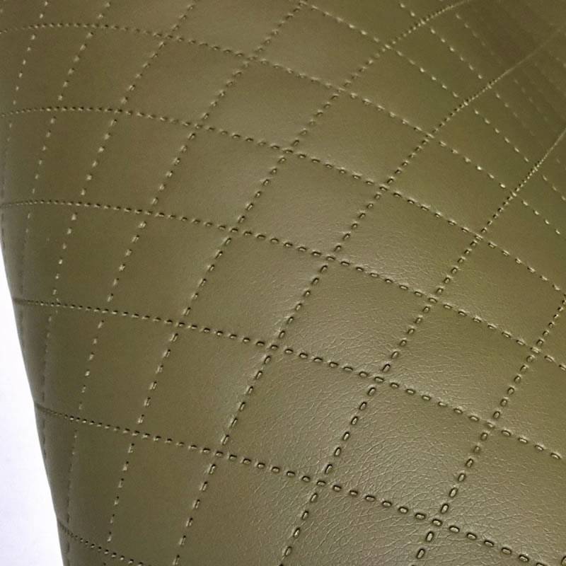 KK363/1 Exkluzívní koženka zbytek 31x140cm koženka čtverce 3x3cm khaki na vatelínu