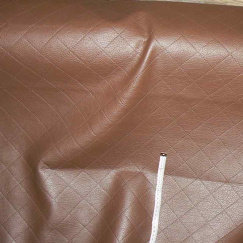 KK320/1 Exkluzívní koženka zbytek 42x140cm koženka čtverce hnědá 5x5cm na filcu/vatelínu