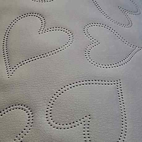 KK386/a Exkluzívní koženka zbytek 45x69cm koženka šedá srdce na vatelínu