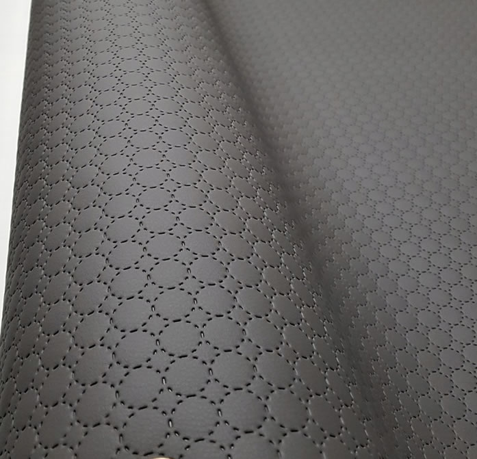 KK361/1 Exkluzívní koženka zbytek 13x140cm koženka kolečka šedohnědá na vatelínu