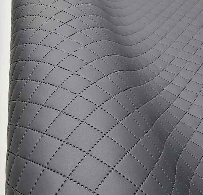 KK346 Exkluzívní koženka zbytek 45x140cm koženka čtverce 3x3cm šedohnědá na vatelínu