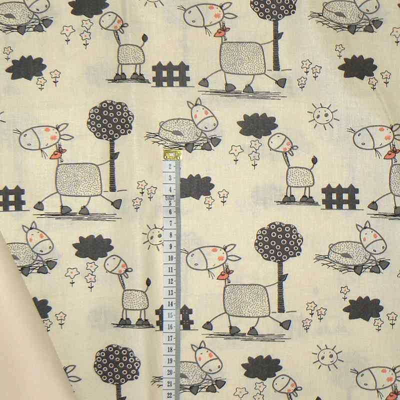 5J266 Bavlněná látka 100x40cm zvířátka na krémové zbytek na patchwork