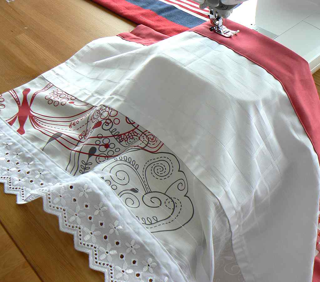 6C68 SLEVA 50% Bavlněný satén 620x15cm béžovočervená motýl