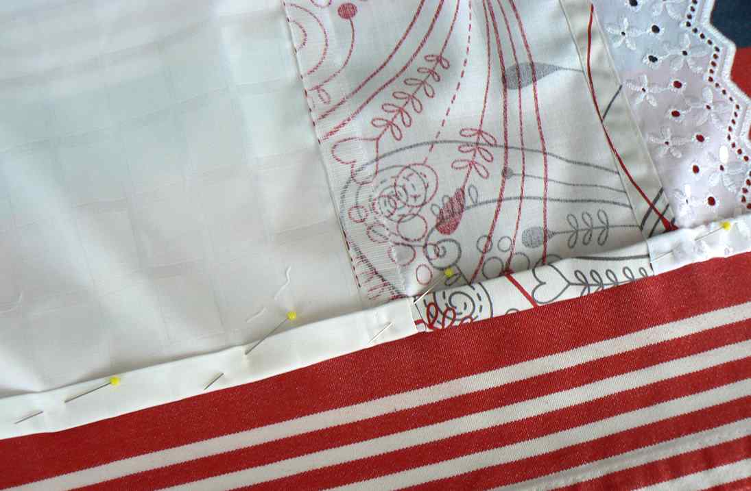 6C68 SLEVA 50% Bavlněný satén 620x15cm béžovočervená motýl