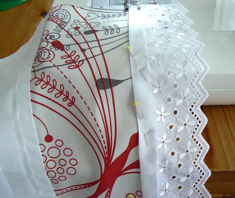 6C70 Bavlněný satén 190x12cm béžovočervená motýl