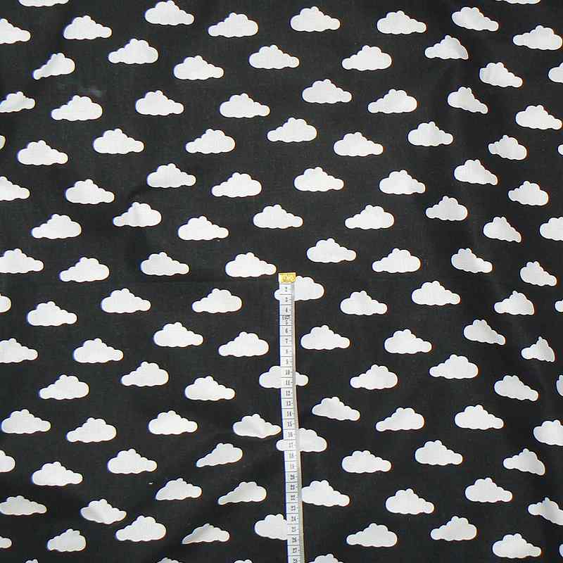 6E103 Bavlněná látka 43x80cm mráčky černobílá zbytek na patchwork