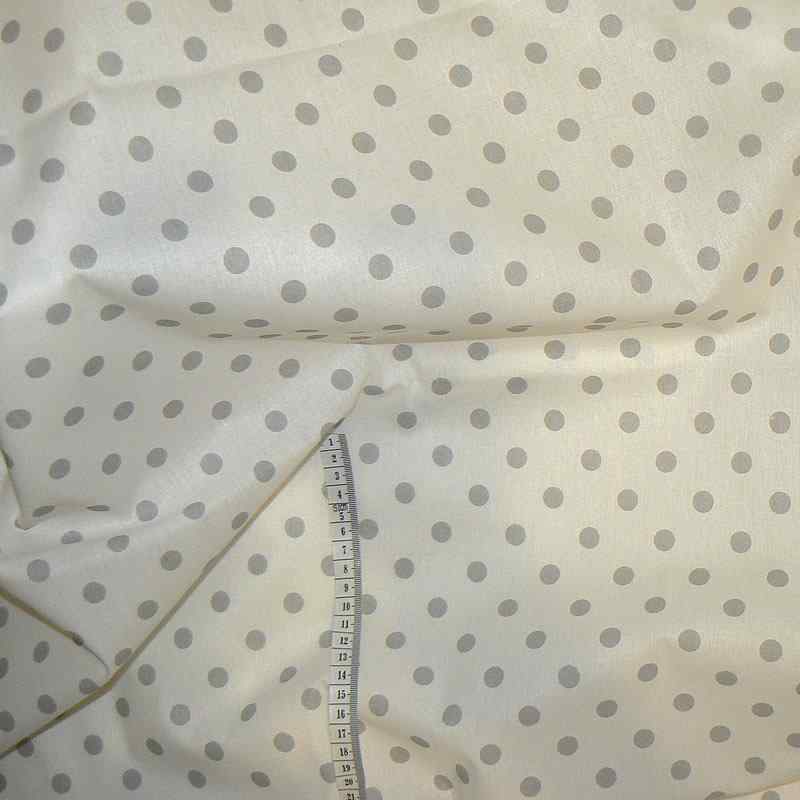 6F67 Bavlněná látka plátno 22x160cm šedé puntíky na perlové