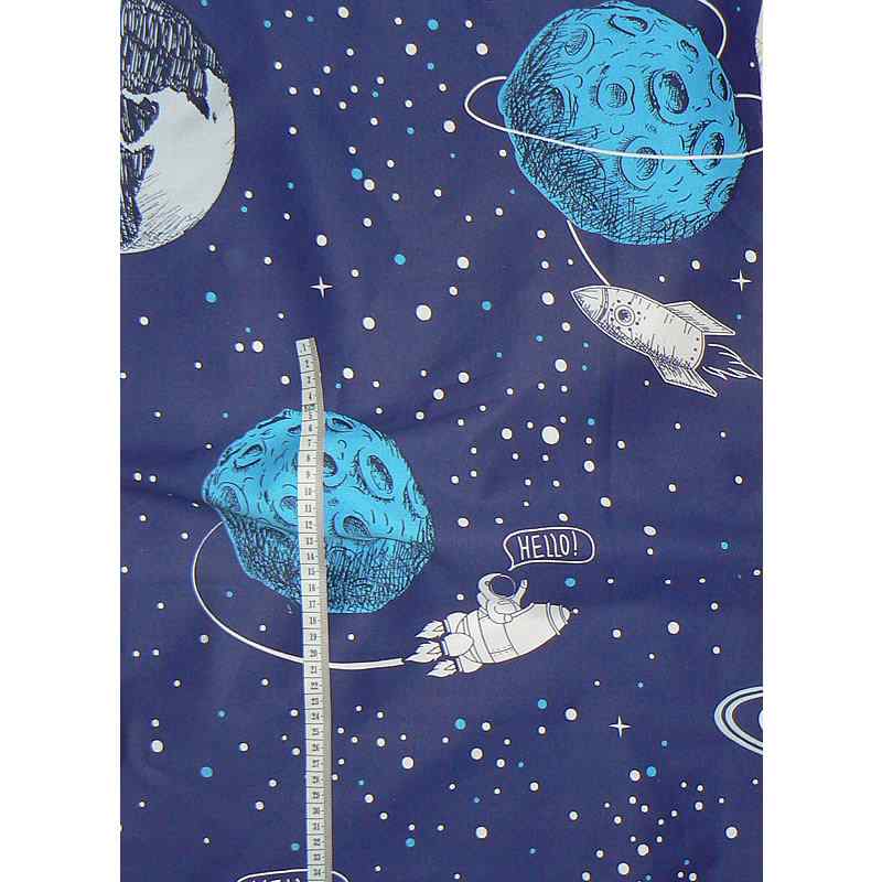 7B31 Bavlněný satén látka 45x30cm planeta vesmír na modré zbytek na patchwork