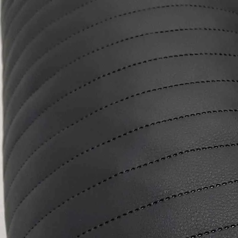 KK378 Exkluzívní koženka zbytek 45x140cm koženka pruhy co 2,5cm černá na vatelínu