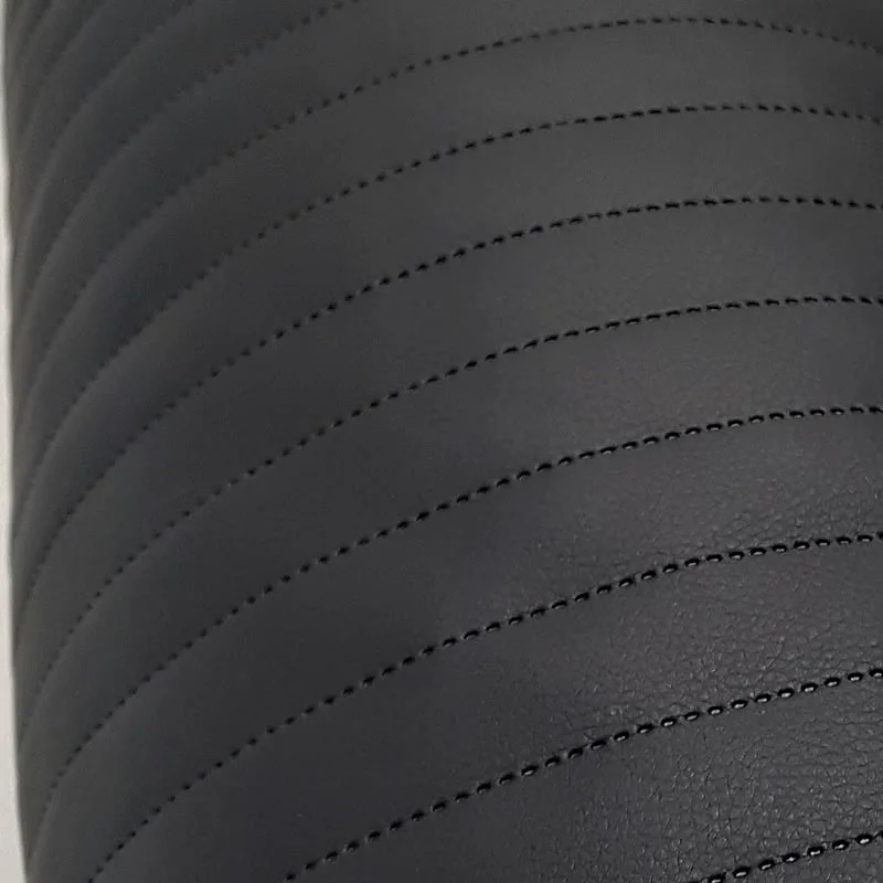 KK378 Exkluzívní koženka zbytek 45x140cm koženka pruhy co 2,5cm černá na vatelínu