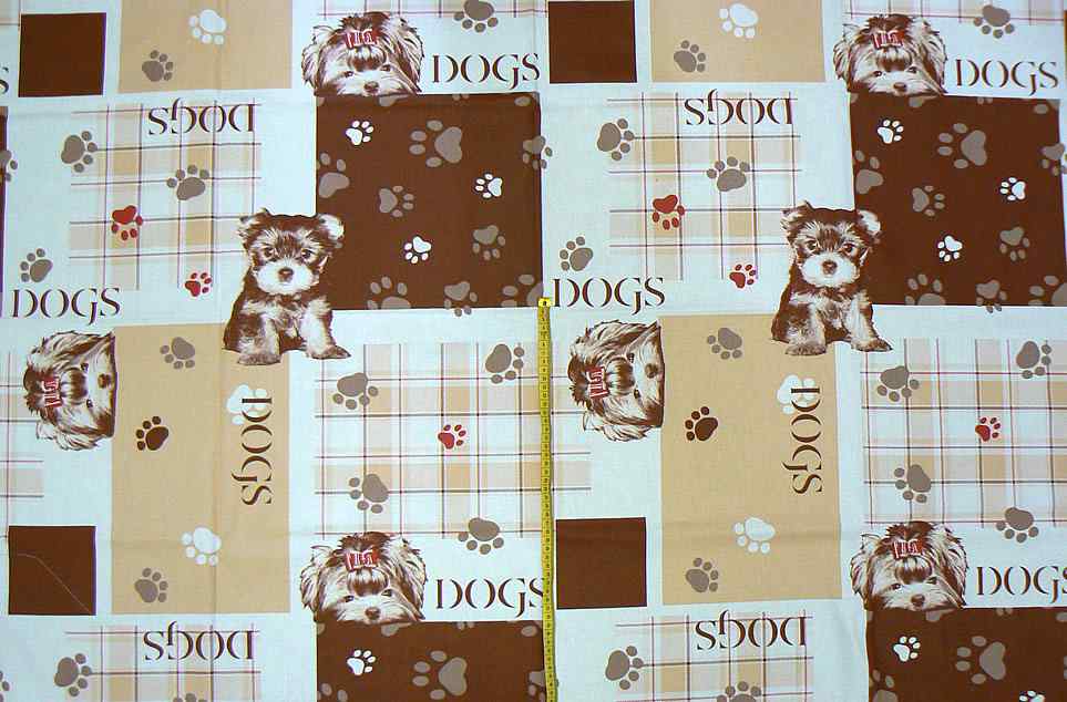Bavlněná látka tlapky 61x60cm zbytek na patchwork (O145)