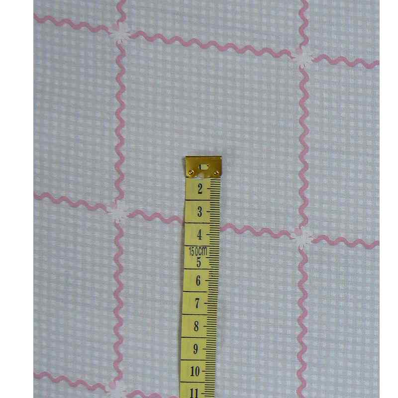Bavlněná látka 23x15cm kostičky šedorůžová zbytek na patchwork (1N35)