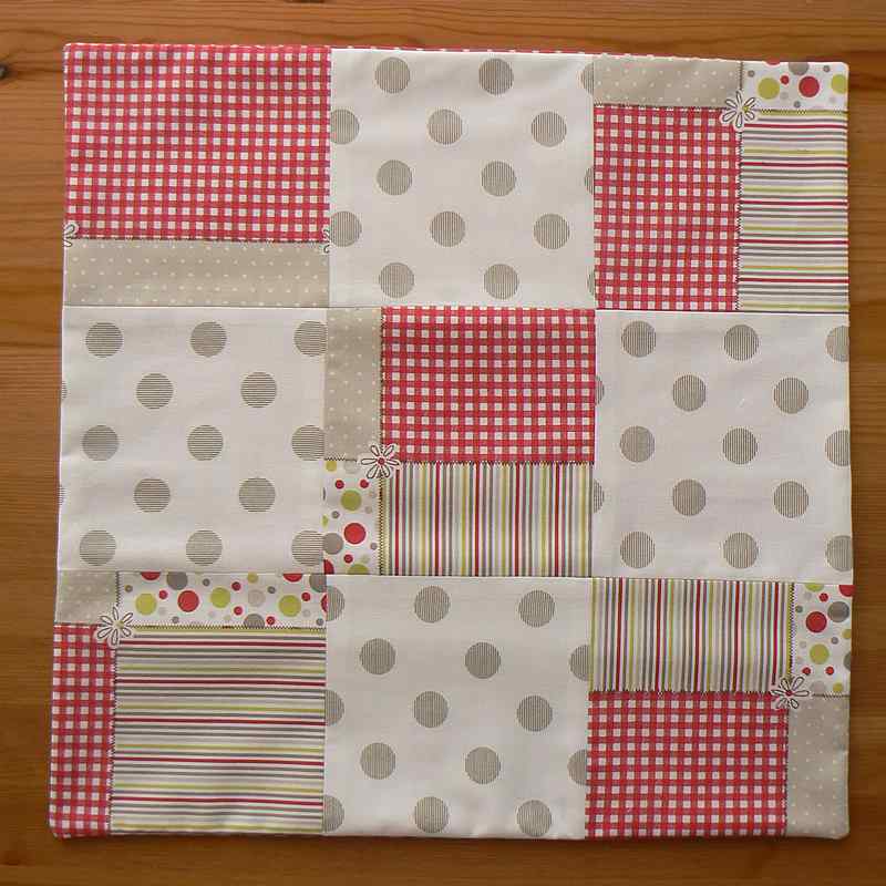 Bavlněná látka 30x16cm béžovočervená  na patchwork (1N163)