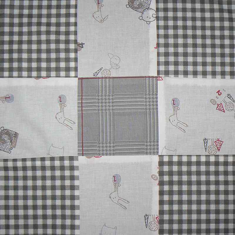 Bavlněný satén látka 28x72cm hnědobílá květy zbytek na patchwork (1P75)