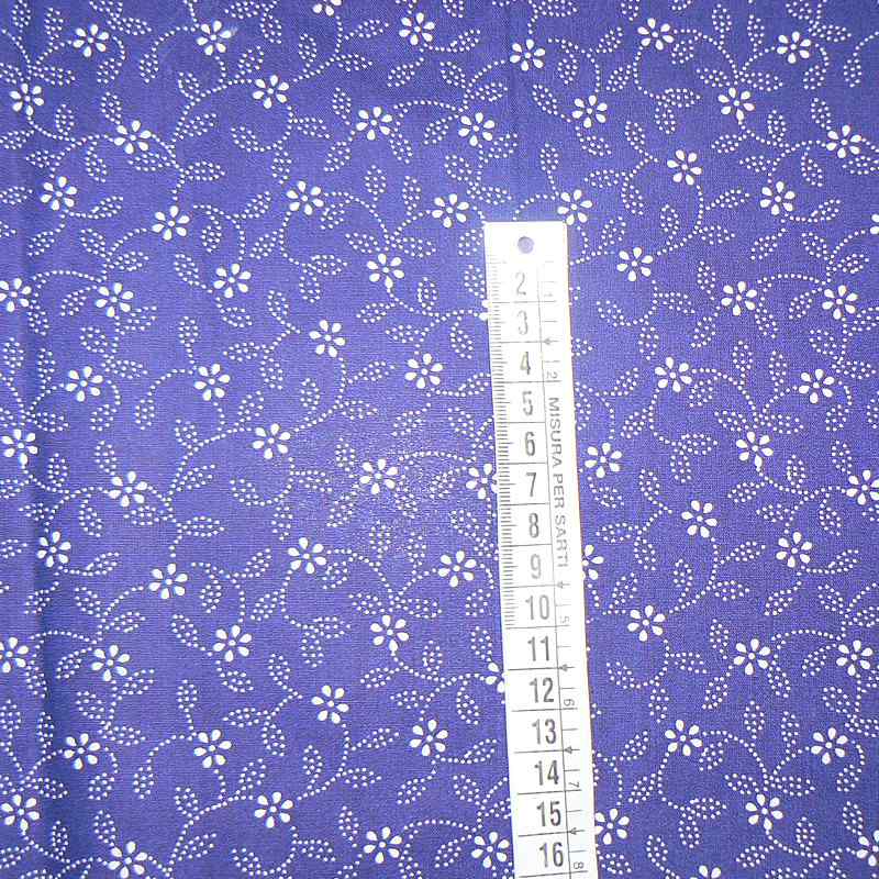 Bavlněná látka 57x135cm kytičky na tmavě modré zbytek na patchwork (1N81)