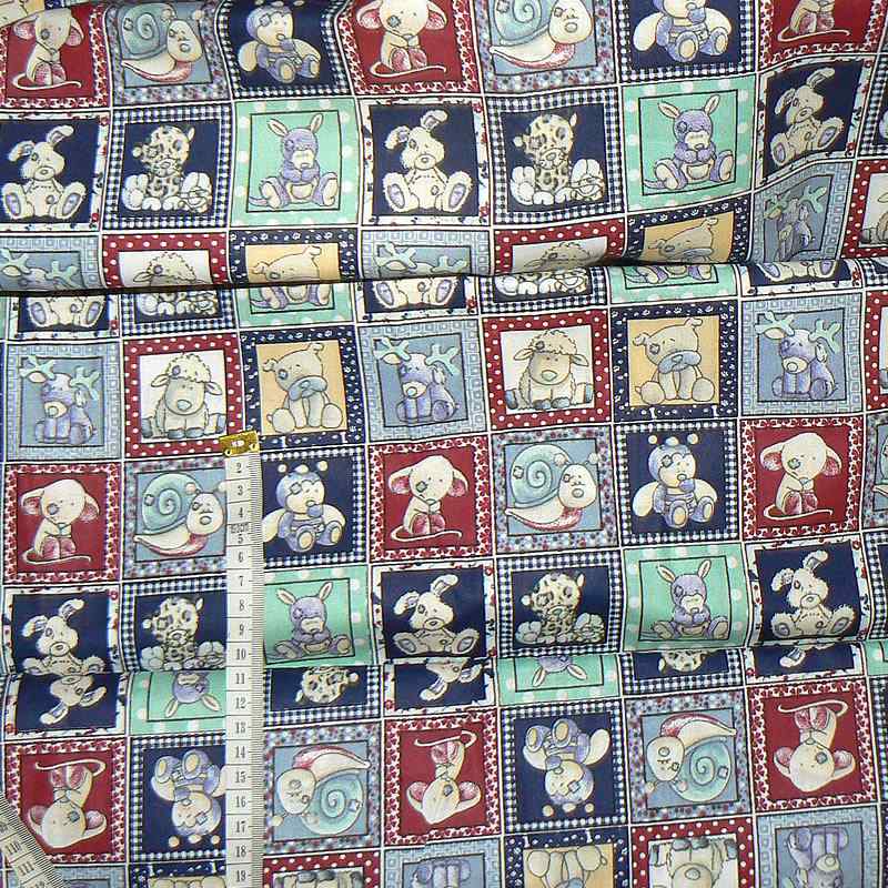 MD1 Bavlněná látka 40x69cm medvídci se záplatami modrá zbytek na patchwork