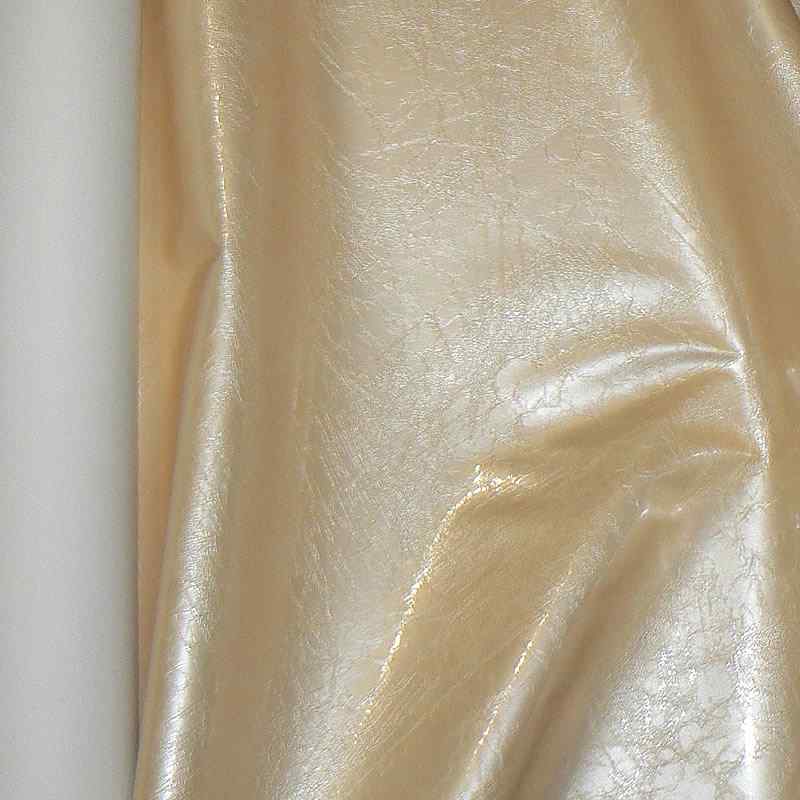 KK164 Koženka super lesklá na filcu se vzorem zbytek 45x140cm proužky na všechny strany vanilka