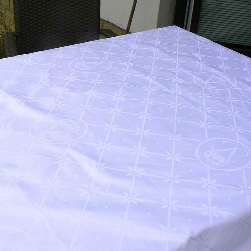 DU8 Vysoce kvalitní damašková ubrusovina žakárový vzor 200x140cm bílá kvítky