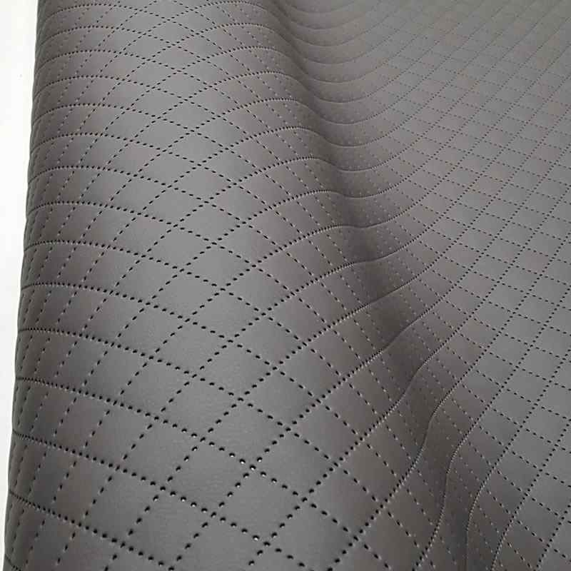 KK334a Exkluzívní koženka zbytek 27x140cm koženka čtverce 2x2cm tmavě šedá na vatelínu