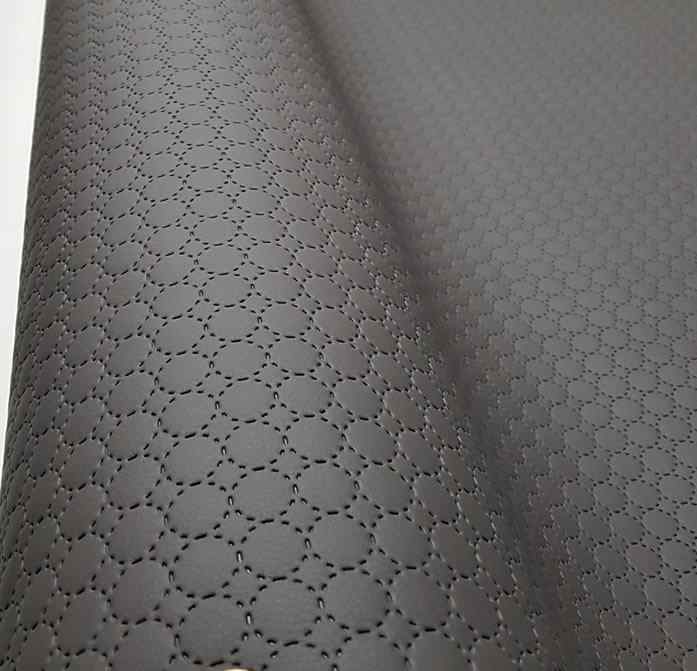 KK341 Exkluzívní koženka zbytek 45x140cm koženka kolečka 1,3cm tmavě šedá na vatelínu