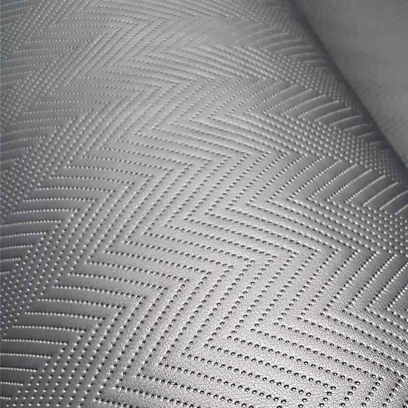 KK358 Exkluzívní koženka zbytek 45x140cm koženka cikcak 6x6cm stříbrná na vatelínu