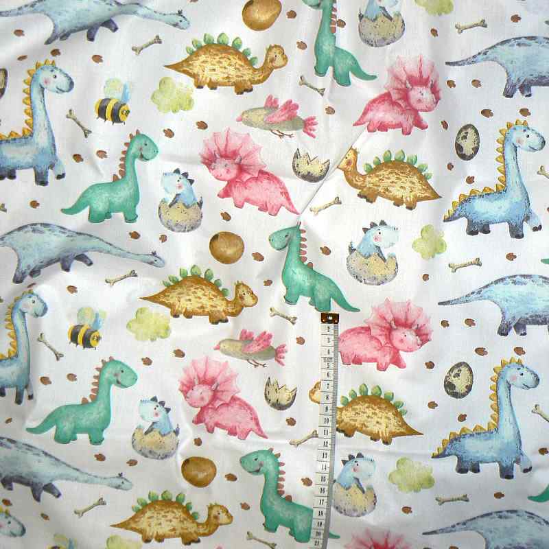 01005/1 Bavlněná látka 22x79cm barevní dinosauři na bílé zbytek na patchwork