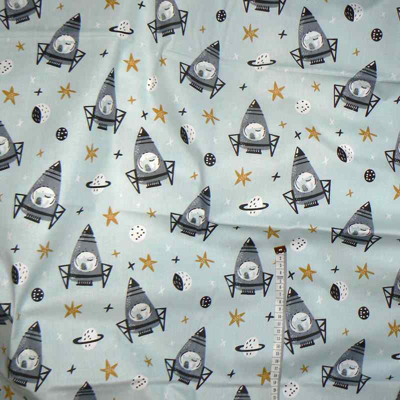 01010/1 Bavlněná látka 65x79cm kosmické rakety modrošedá zbytek na patchwork