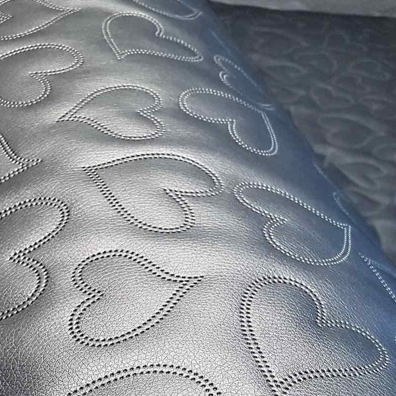 KK406/1 Exkluzívní koženka zbytek 19x140cm koženka stříbrná srdce na vatelínu