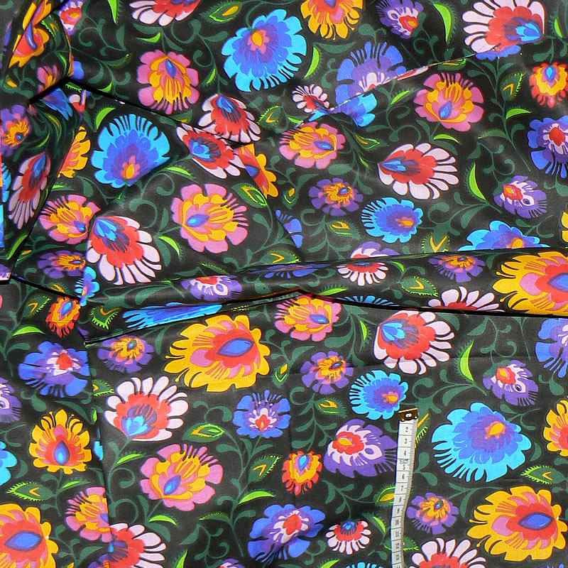 01019 Bavlněná látka 40x79cm folklor květy černá zbytek na patchwork
