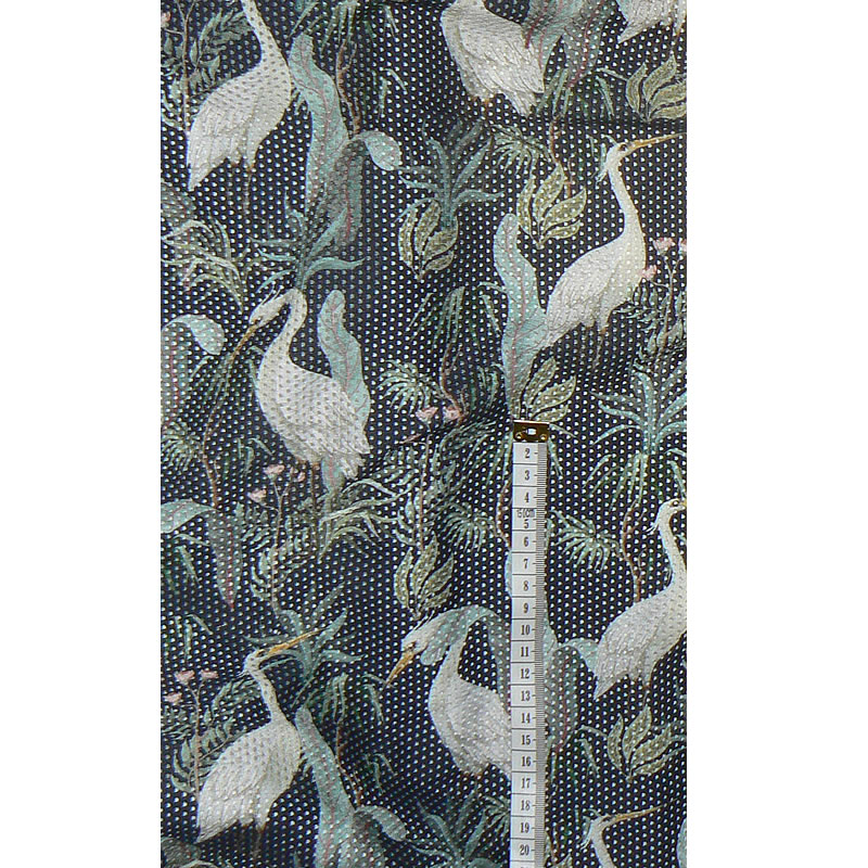 6N150 Bavlněný děrovaný úplet látka 75x24cm volavky na tmavě zelené zbytek na patchwork/oděvy