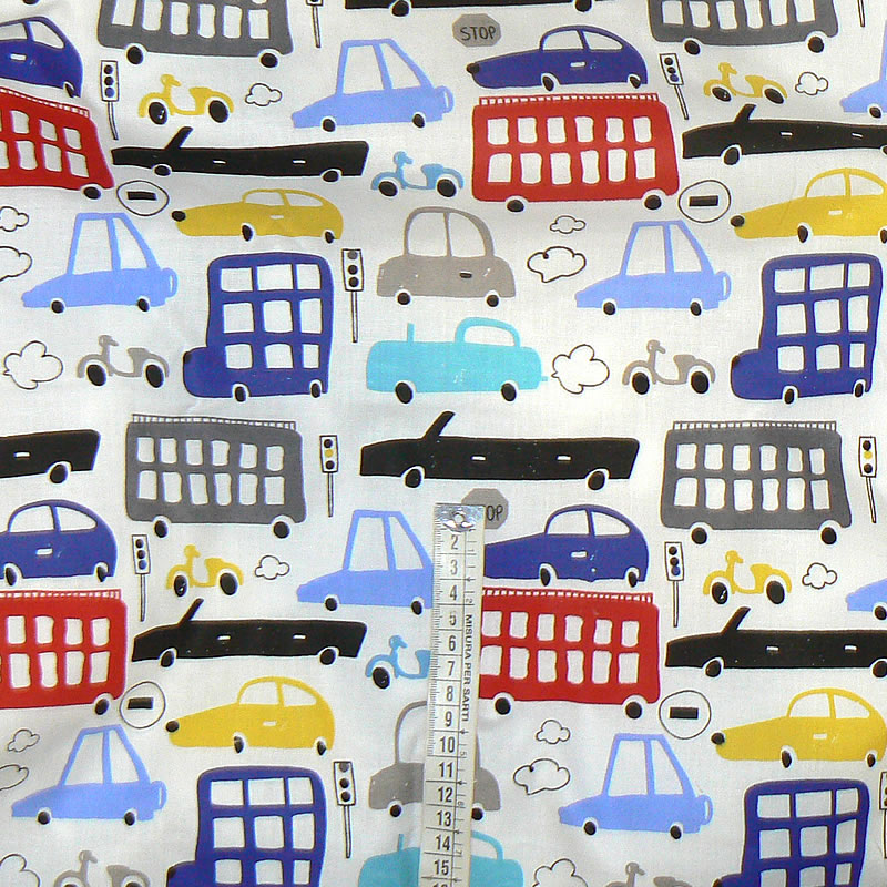 6K179 Bavlněná látka 71x39cm auta autobusy na bílé zbytek na patchwork