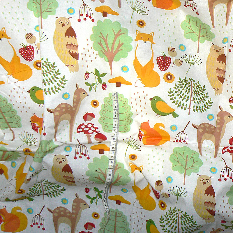 6L135 Bavlněná látka 40x160cm zvířátka stromy na bílé zbytek na patchwork