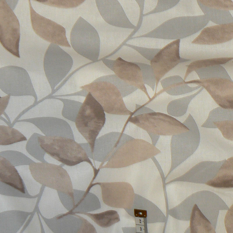 6L192 Bavlněná látka 146x47cm listy béžovošedá na bílé zbytek na patchwork