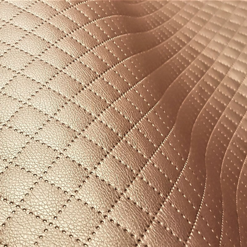 KK321 Exkluzívní koženka zbytek 45x140cm koženka čtverce 2x2cm zlatá na vatelínu