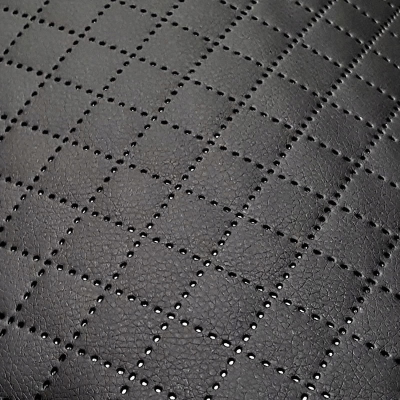 KK328 Exkluzívní koženka zbytek 45x140cm koženka čtverce 2x2cm černá na vatelínu