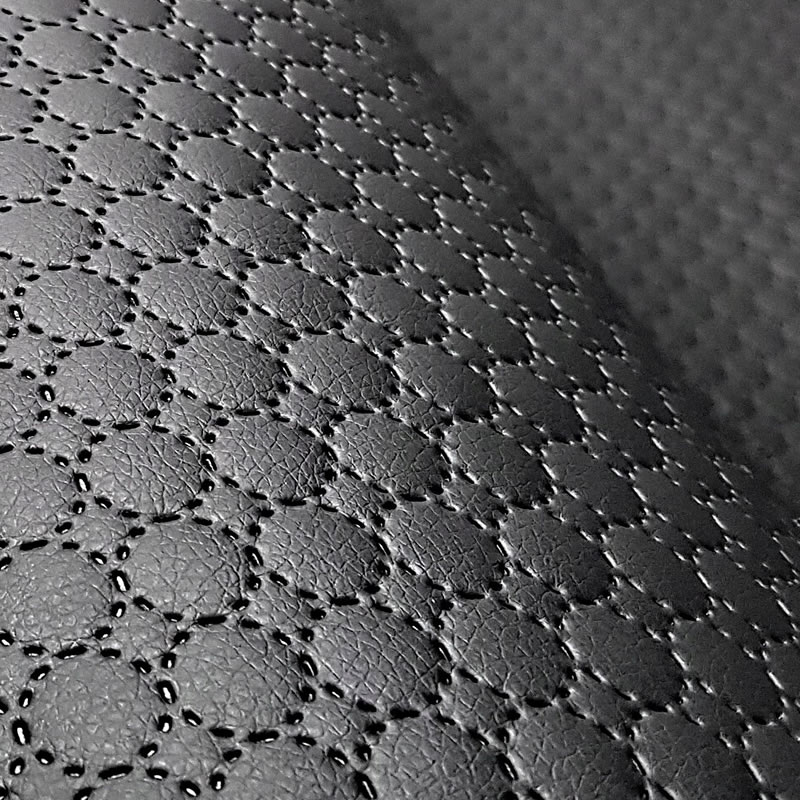 KK400 Exkluzívní koženka zbytek 45x140cm koženka kolečka (průměr 1,3cm) černá na vatelínu