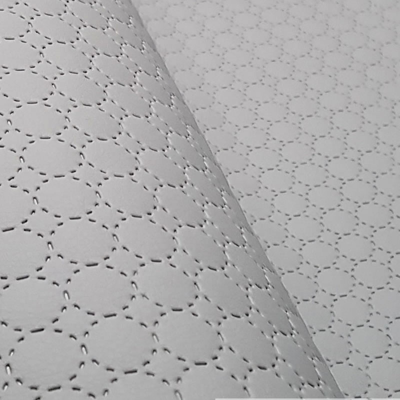 KK403 Exkluzívní koženka zbytek 45x140cm koženka kolečka (průměr 1,3cm) světle šedá na vatelínu