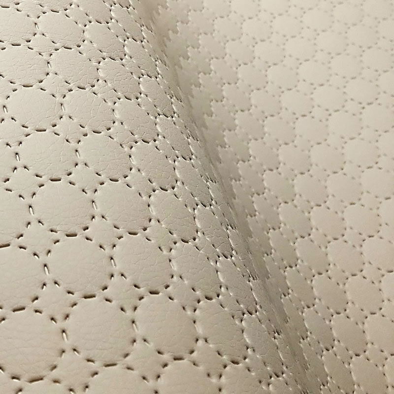 KK404 Exkluzívní koženka zbytek 45x140cm koženka kolečka (průměr 1,3cm) béžová na vatelínu