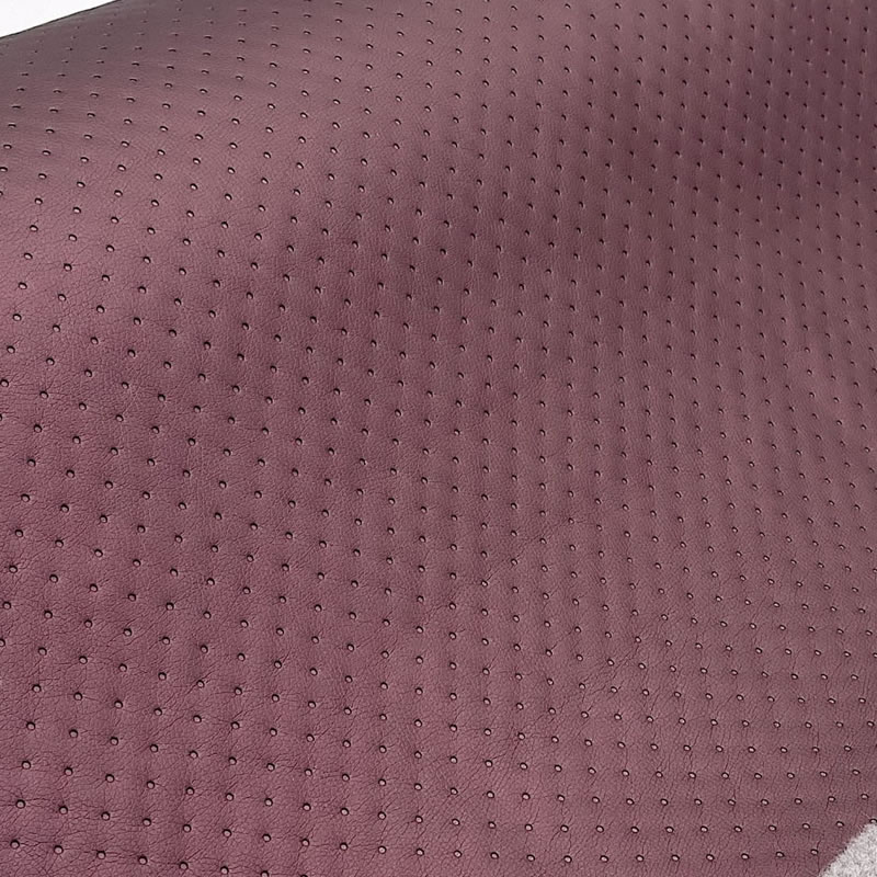 KK425 Exkluzívní koženka zbytek 45x140cm koženka puntíky co 1,5cm švestková na vatelínu