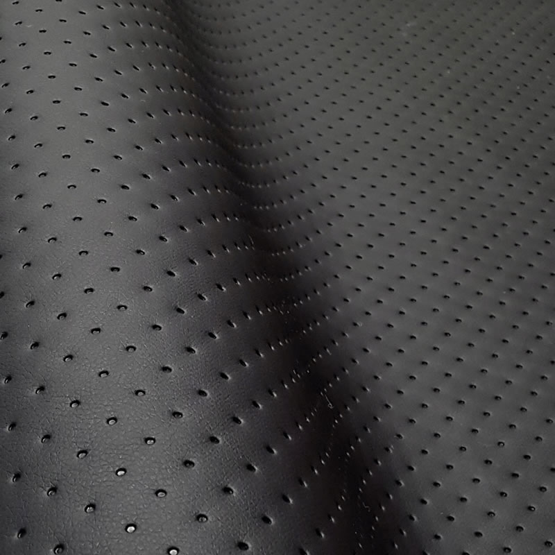 KK427 Exkluzívní koženka zbytek 45x140cm koženka puntíky co 1,5cm černá na vatelínu
